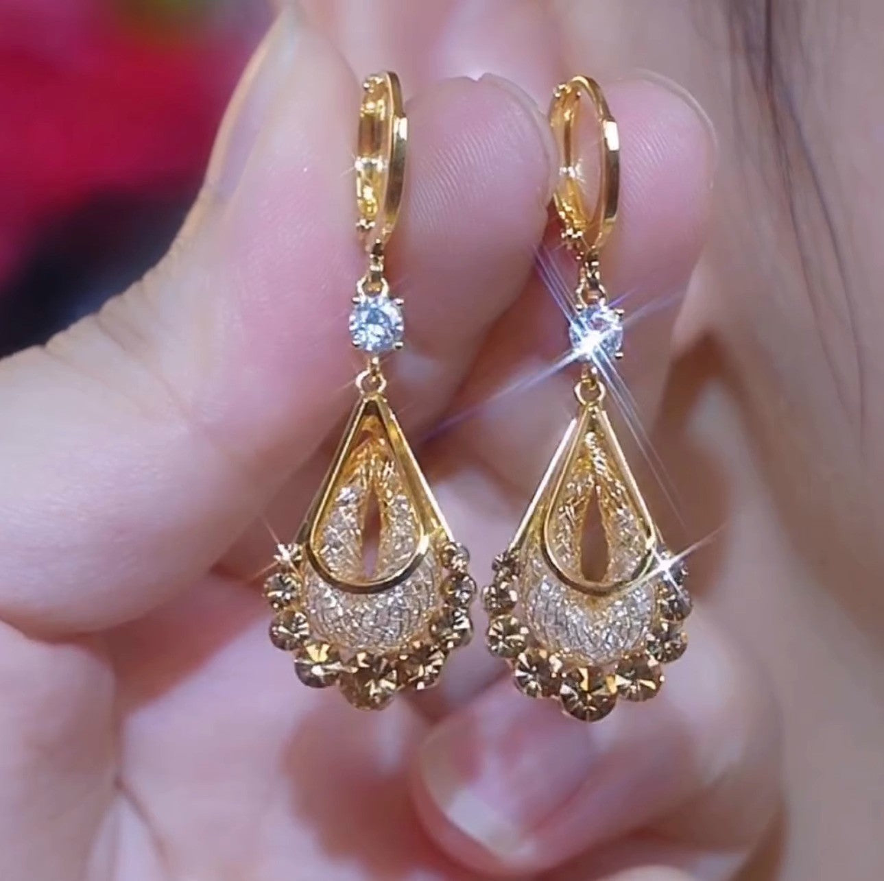 ✨Elegantní zlaté náušnice s třpytivými diamanty