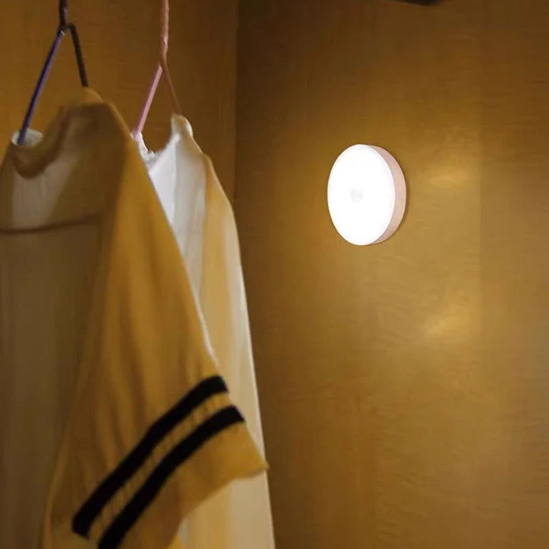 Kompaktné nočné svetlo do domácnosti so senzorom pohybu