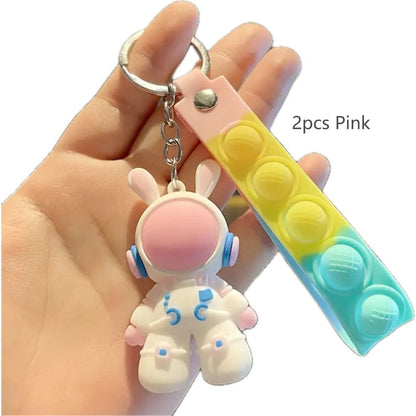 Kľúčenka s vesmírnym králikom a pasákom