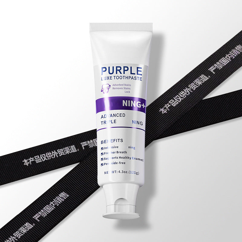 Bieliaca zubná pasta osviežuje dych, čistí ústa a zuby a odstraňuje škvrny a zápach z úst.