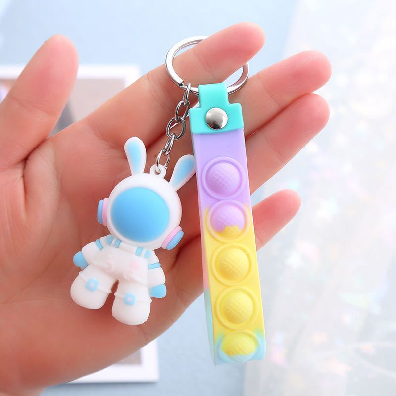 Kľúčenka s vesmírnym králikom a pasákom