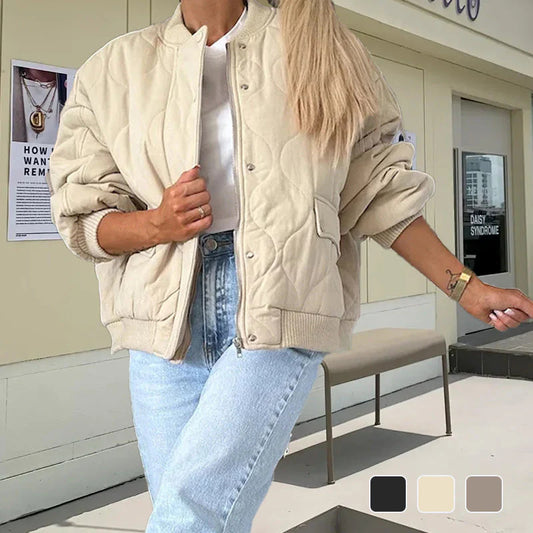 Voľná, hrubá a teplá jednofarebná bomber bunda.