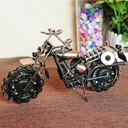 Ručne vyrobený model motocykla zo železa