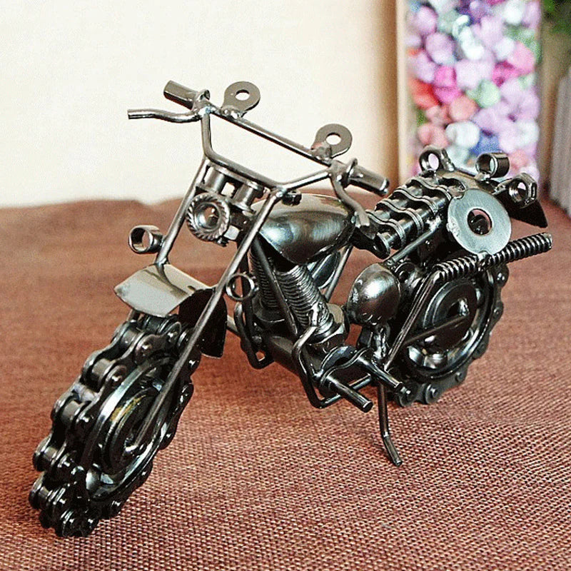 Ručne vyrobený model motocykla zo železa