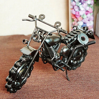 Ručne vyrobený model motocykla zo železa